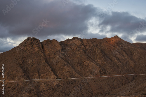 Obraz na płótnie Montaña volcánica en Fuerteventura al atardecer, desde el mirador de las Peñitas en Betancuria. Carretera de montaña. w salonie