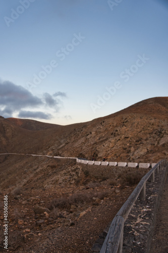 Carretera de monta  a volc  nica en Fuerteventura al atardecer  desde el mirador de las Pe  itas en Betancuria.