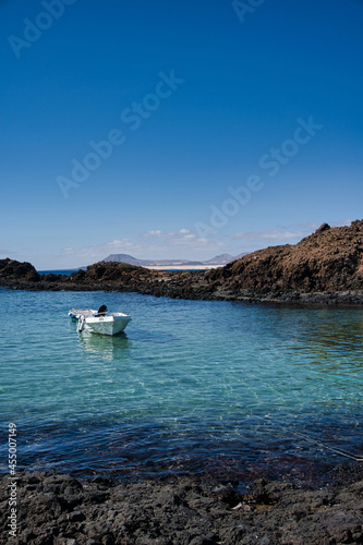 Obraz na płótnie Barca en aguas azules dentro del puerto de la Isla de Lobos, Fuerteventura. w salonie