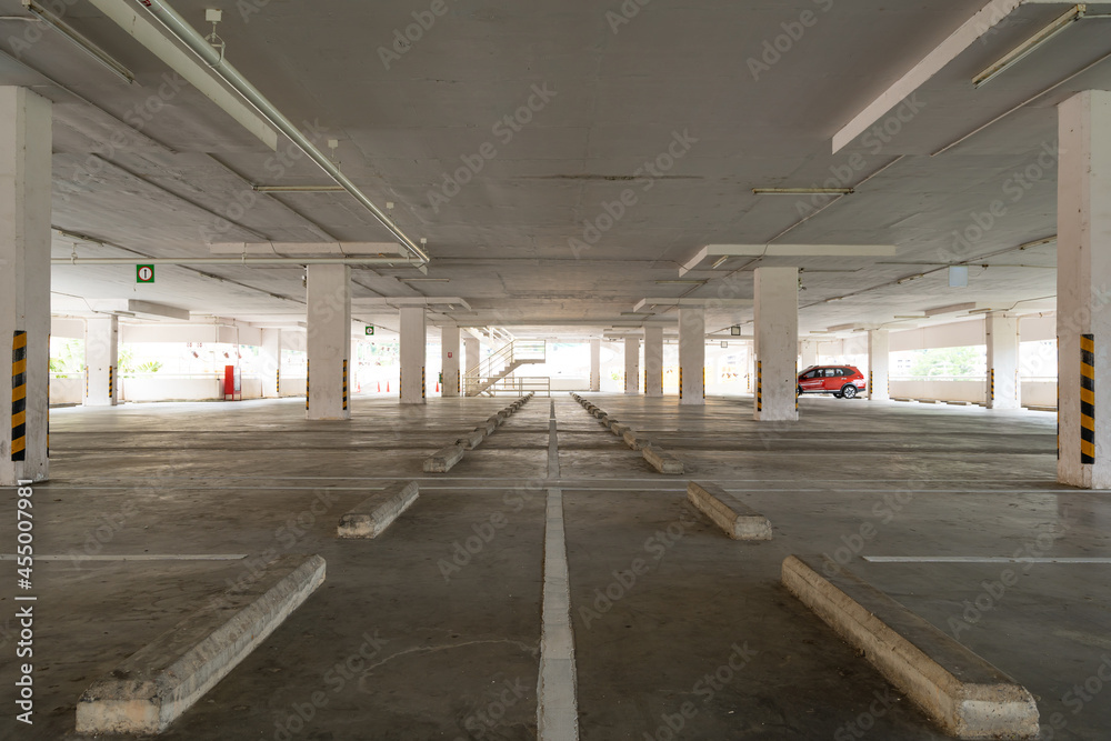 Obraz premium Parking garage department store interior Empty parking lot or garage interior Business building office
