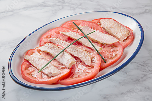 ensalada de tomate con ventresca de atún y aceite de oliva virgen extra photo