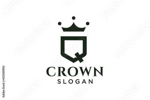 vintage crown logo and letter Q symbol. Modern luxury brand element sign. Vector illustration.