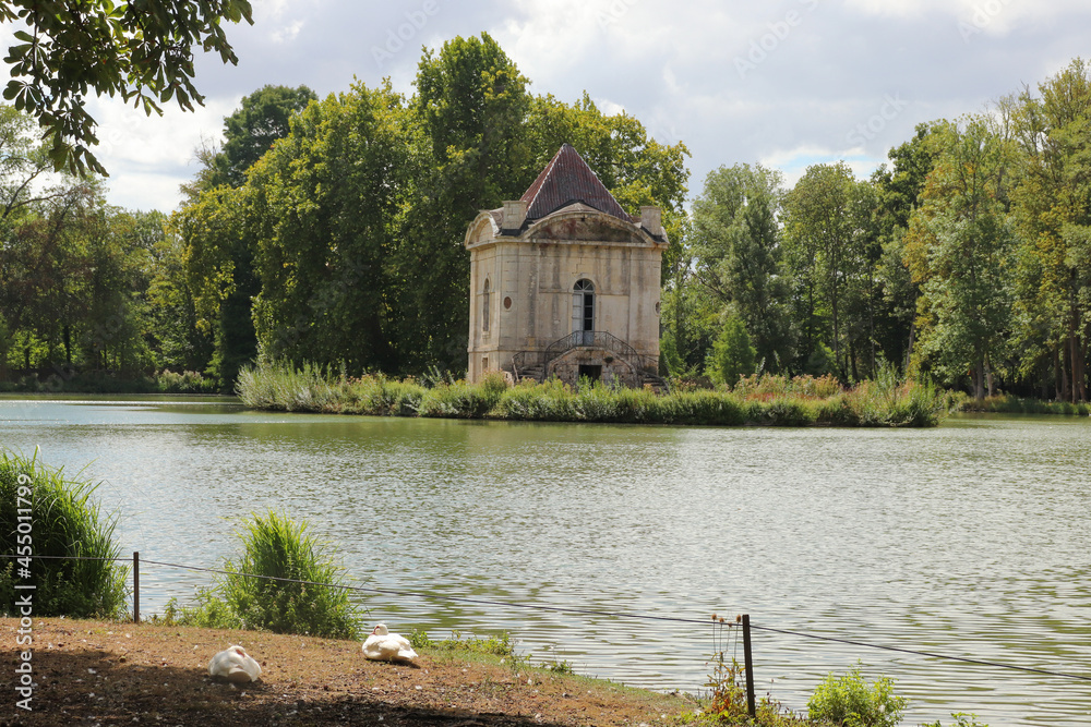 Bourgogne - Château d'Ancy-le-Franc - Le pavillon du parc et l'étang Bourgogne - Château d'Ancy-le-Franc - Le pavillon du parc et l'étang