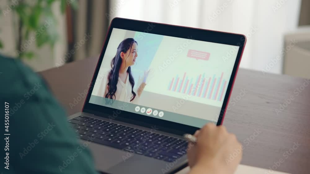 オンライン授業を受ける女性 テレワーク ウェビナー オンライン授業を受ける女性 テレワーク ウェビナー