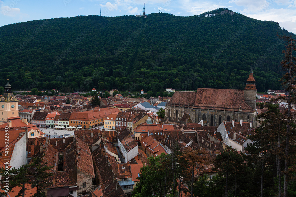 ルーマニア　トランシルヴァニア地方のブラショフの白の塔から見える旧市街の街並みと黒の教会とトゥンパ山