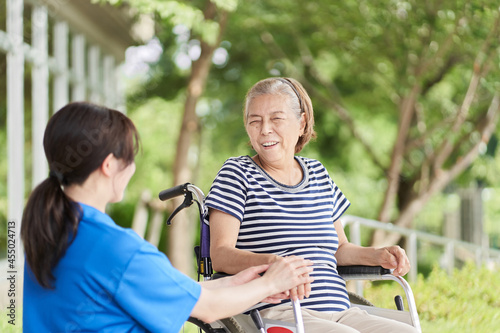 車椅子に乗る高齢者と女性介護士 