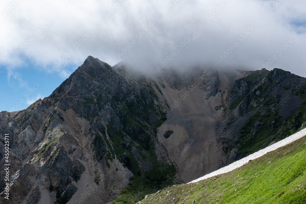 雲を切る山