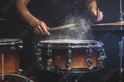 Papier peint The drummer plays the snare drum with splashing water.