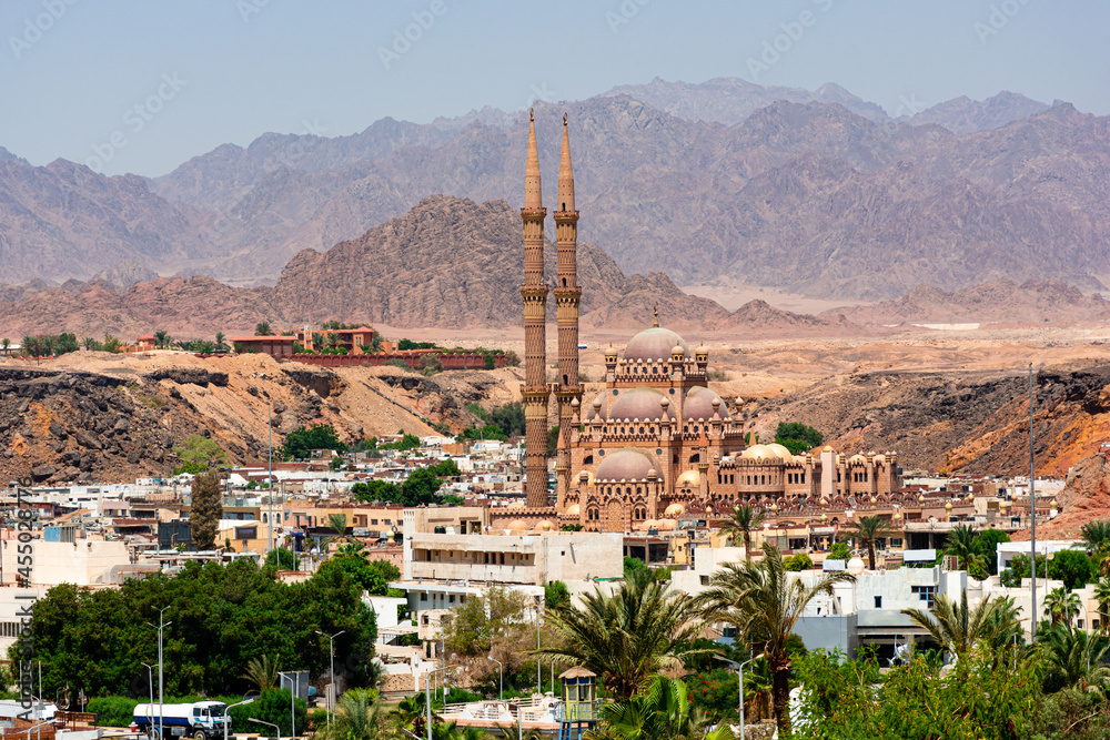 Al-Sahaba Mosque against the backdrop of the Sinai Peninsula mountains in Sharm El Sheikh