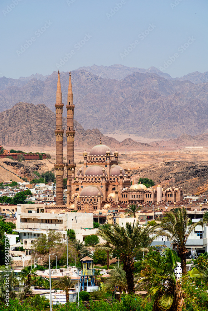 Naklejka premium Al-Sahaba Mosque against the backdrop of the Sinai Peninsula mountains in Sharm El Sheikh