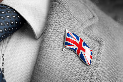 Obraz na plátně Metal badge with the flag of United Kingdom on a suit lapel