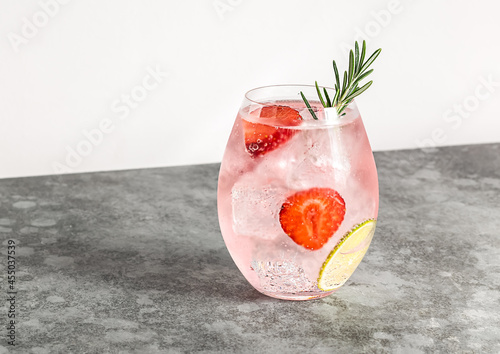Bild auf Leinwand Premium pink gin with strawberry, lime, and rosemary