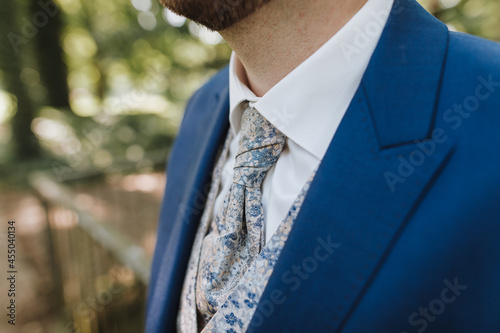 Bräutigam am Tag seiner Hochzeit im schönen Anzug photo