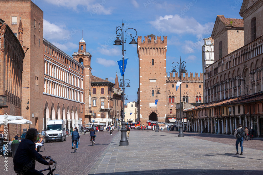 Ferrara.. Piazza Trento e Trieste con la Loggia dei Mercanti verso Piazza del Municipio con la Torre della Vittoria
