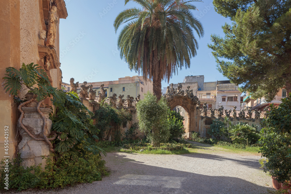 Bagheria, Sicilia. Villa Palagonia detta la villa dei mostri.. Sculture simboliche sul muro di cinta del giardino con palma.
