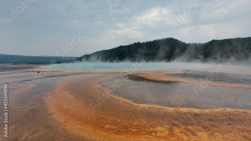 grand prismatic spring in yellowstone national park 