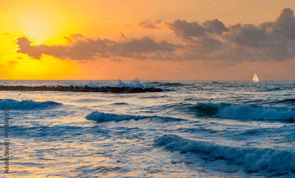 Obraz premium Colorful sunset on the beach of the Mediterranean Sea