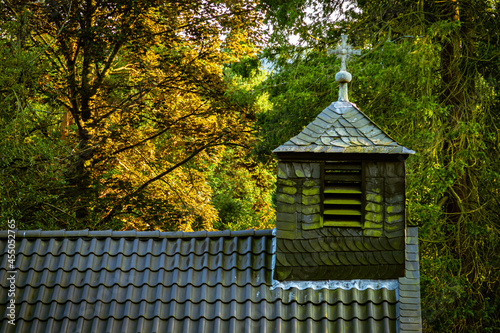 Dach mit Glockenturm Kapelle im Wald