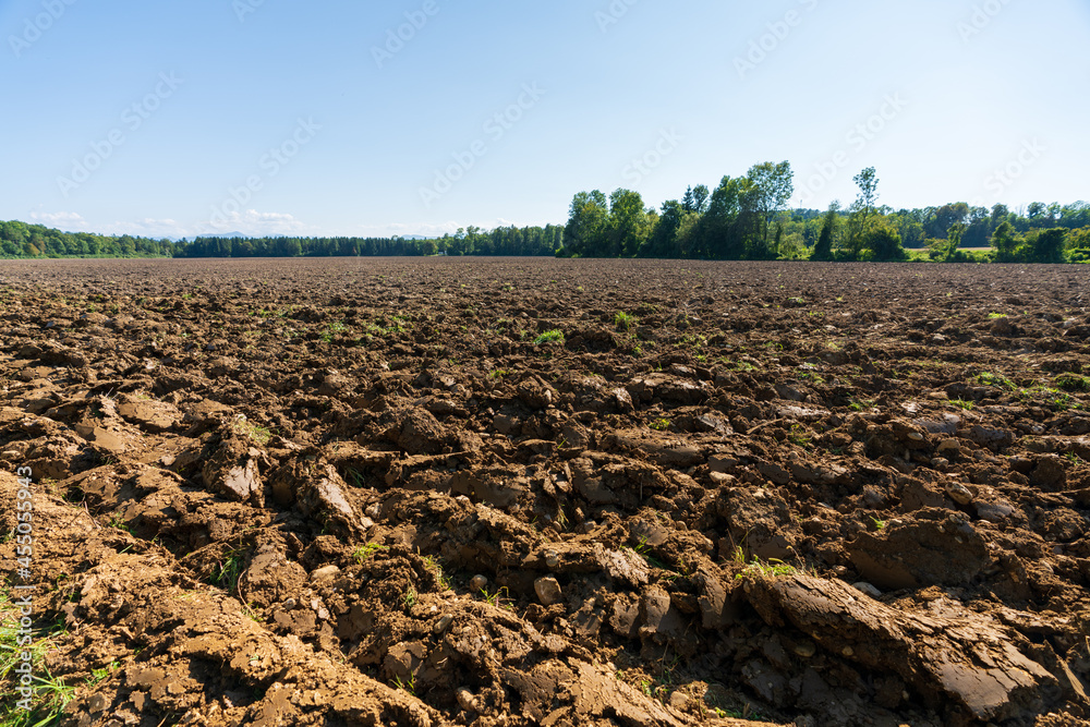 frisch geackertes Feld