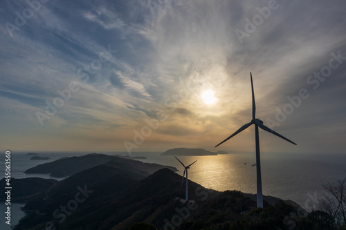 上盛山展望台から夕日をバックに上関町風力発電所の風車(山口県熊毛郡上関町)