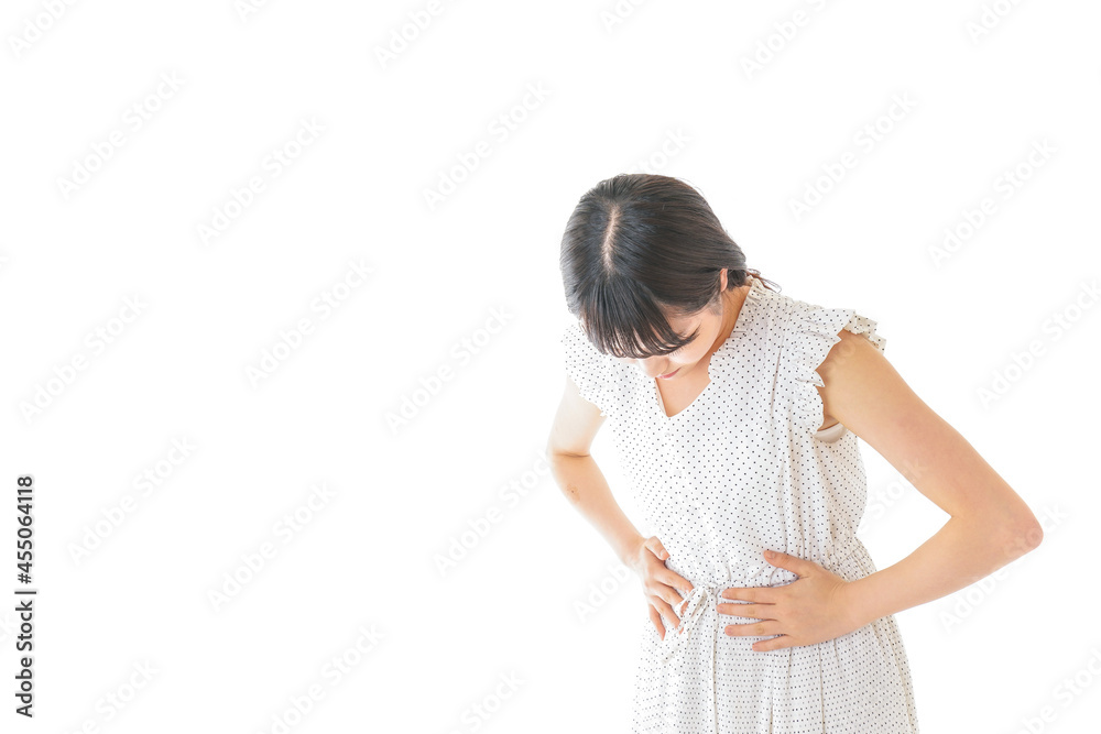 腹痛に苦しむ若い女性