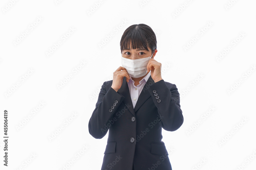 花粉症・風邪・インフルエンザに苦しみマスクをする若い女性