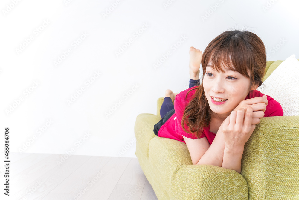 自宅でくつろぐ女性 自宅でくつろぐ女性