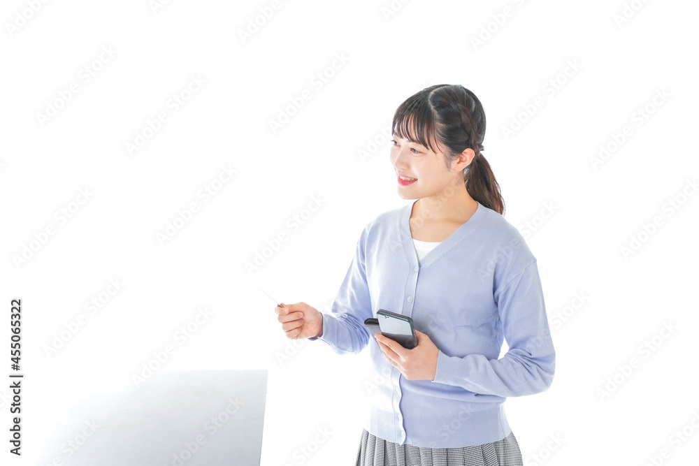 キャッシュレス決済をする若い女性