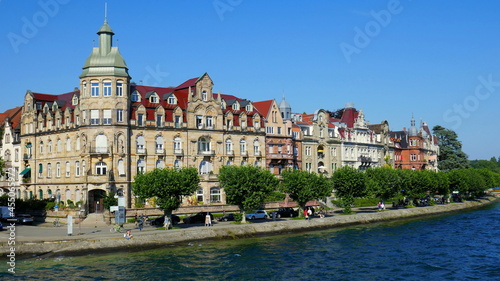 Uferpromenade mit schönen alten Jugendstil - Häusern in Konstanz am Bodensee unter blauem Himmel 