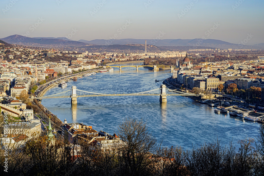 高台から見たライン川とブダペストの街