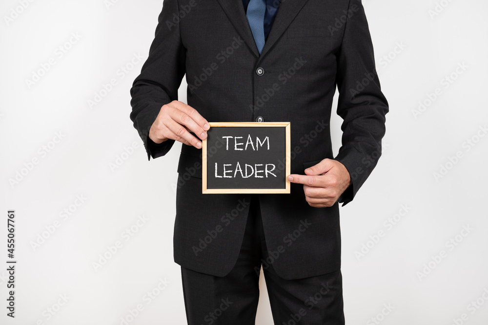 Teamleiter mit einer Tafel auf der Team Leader steht Teamleiter mit einer Tafel auf der Team Leader steht