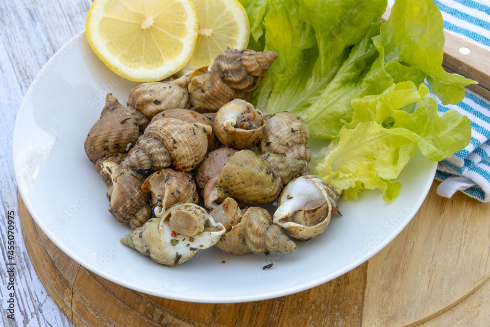 assiette de bulots cuits sur une table assiette de bulots cuits sur une table