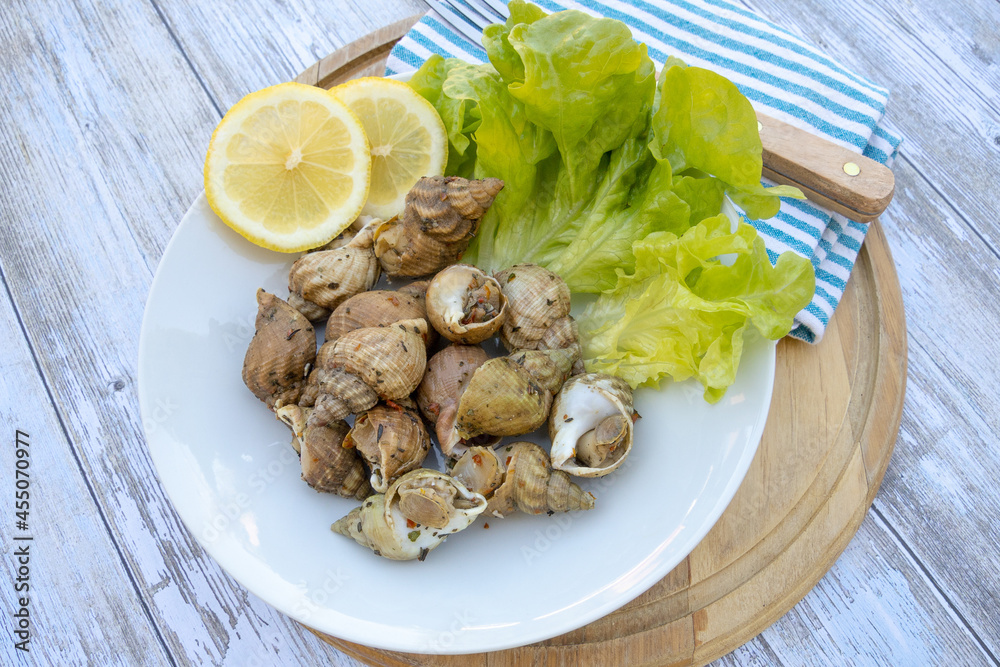 assiette de bulots cuits sur une table