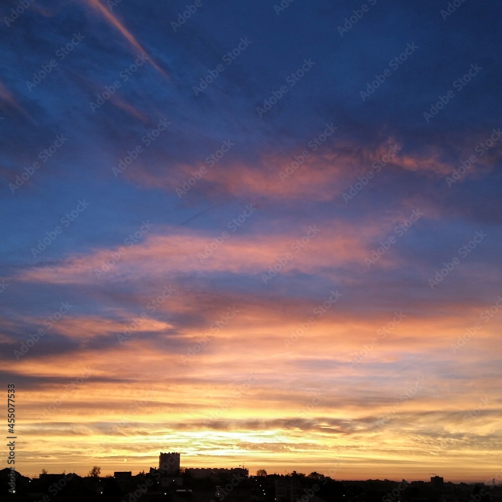 Obraz premium sunset over the city