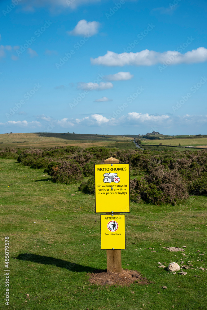 West country, England, UK. 2021. Warning sign in rural location banning motorhome from overnight parking. West country, England, UK. 2021. Warning sign in rural location banning motorhome from overnight parking.