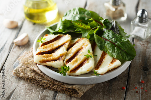 Grilled halloumi cheese with fresh green salad