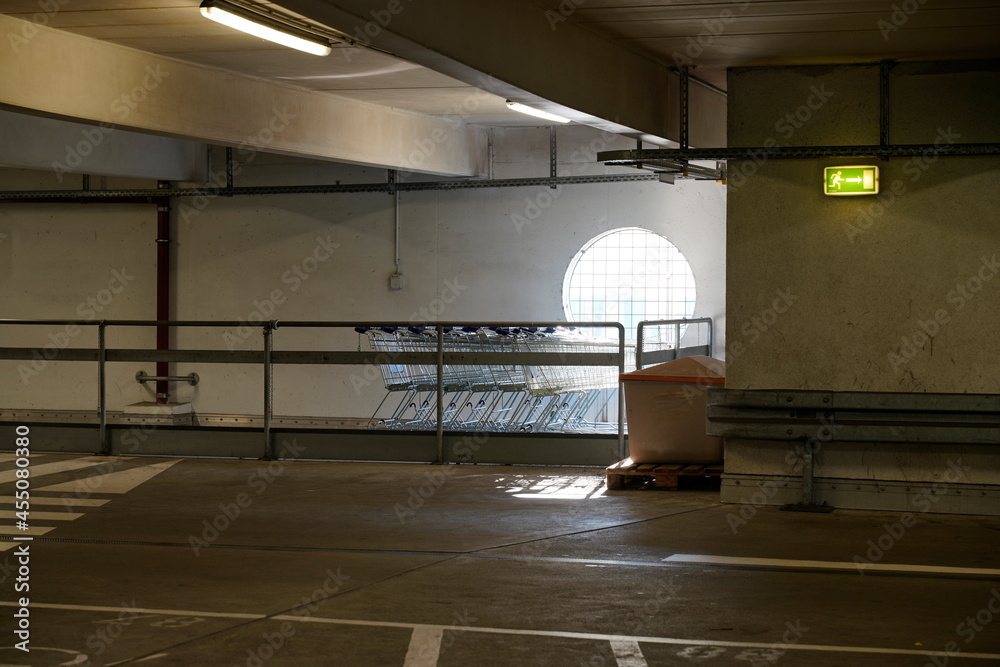Einkaufswagen in Parkhaus