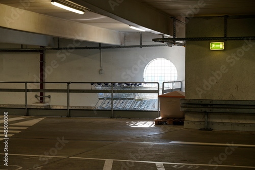 Einkaufswagen in Parkhaus
