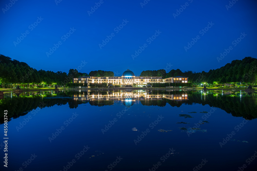 Fototapeta premium Nacht Gebäude mit See - Beleuchtet