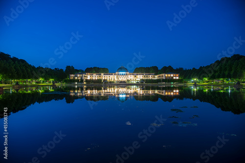 Schilderij op canvas Nacht Gebäude mit See - Beleuchtet