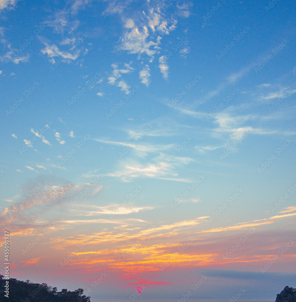Obraz premium 夕焼け 空 雲 背景 背景素材