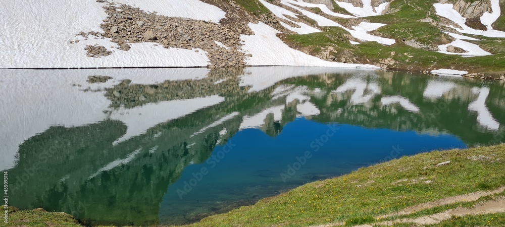 Reflets de la crête de la montagne dans le lac Riondet