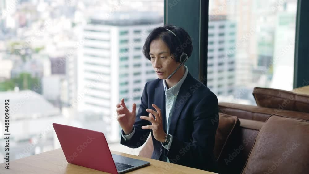 ビデオ通話で話す男性 テレワーク リモートワーク サークルショット スローモーション ビデオ通話で話す男性 テレワーク リモートワーク サークルショット スローモーション