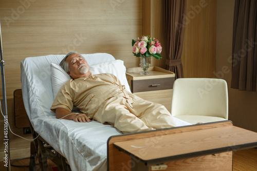 Foto asian senior man patient lying on bed at hospital ward