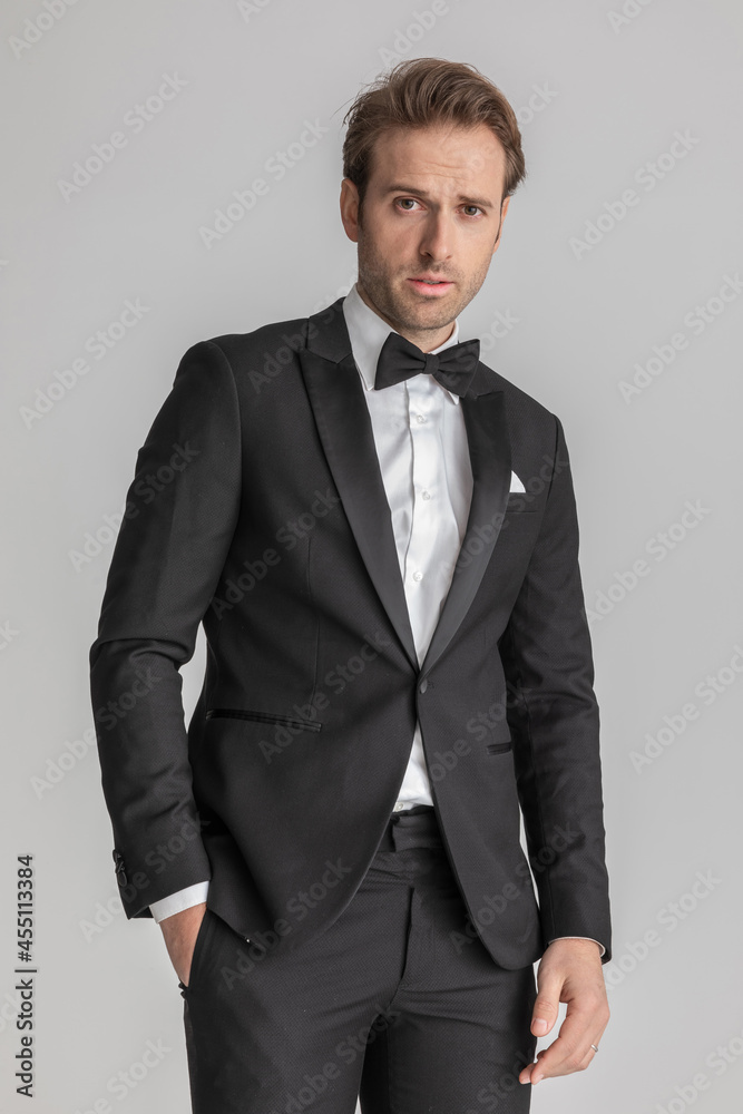 Fototapeta premium handsome businessman posing with one hand in pocket