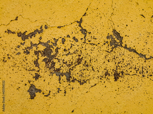 Fotografie weathered and pealing yellow gold coloured wall