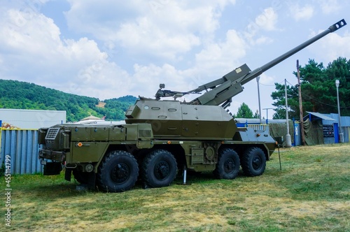 Obraz na plátne Self-propelled cannon howitzer with a long range