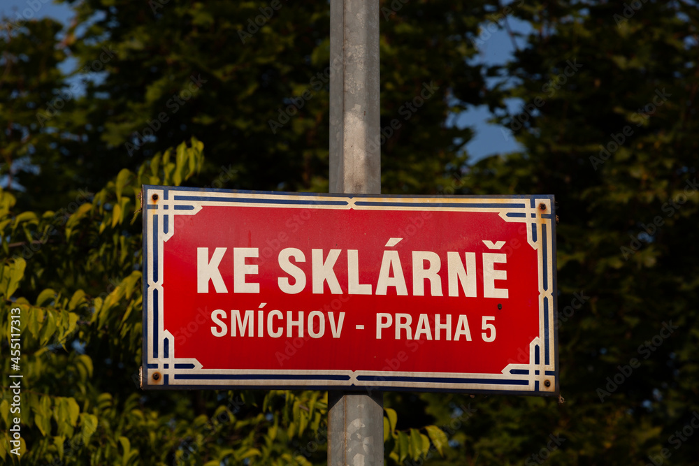 Une plaque de rue rouge avec l´écriture en blanc, le quartier Smíchov à Prague 5 en République tchèque