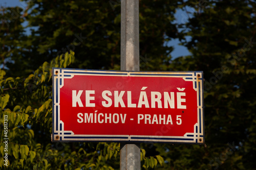 Une plaque de rue rouge avec l´écriture en blanc, le quartier Smíchov à Prague 5 en République tchèque photo
