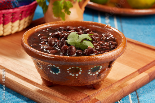 Frijoles negros hervidos servidos en plato hondo de barro